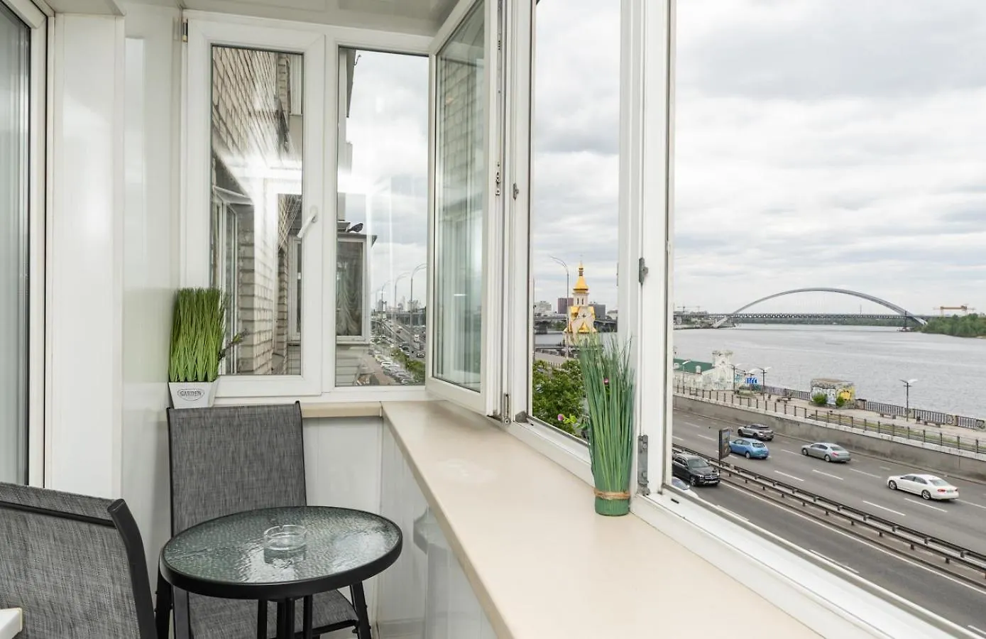 Поліл, Набережно-Хрещатицька 11 Kyiv Apartment